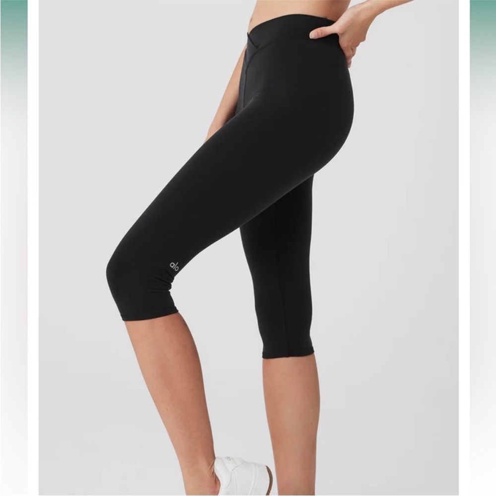 ALO V- Cut Define Black Capri Leggings